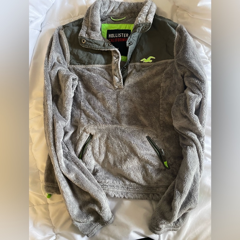 women's Hollister sweater